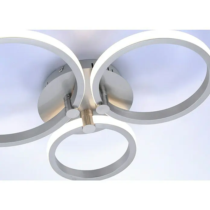 Just Light LED-Deckenleuchte Johanna - 18 W, L x B x H: 49 x 40 x 8 cm, Silber, Warmweiß - Nahaufnahme einer modernen LED-Deckenleuchte mit drei ineinandergreifenden Ringen und silberfarbenen Akzenten.