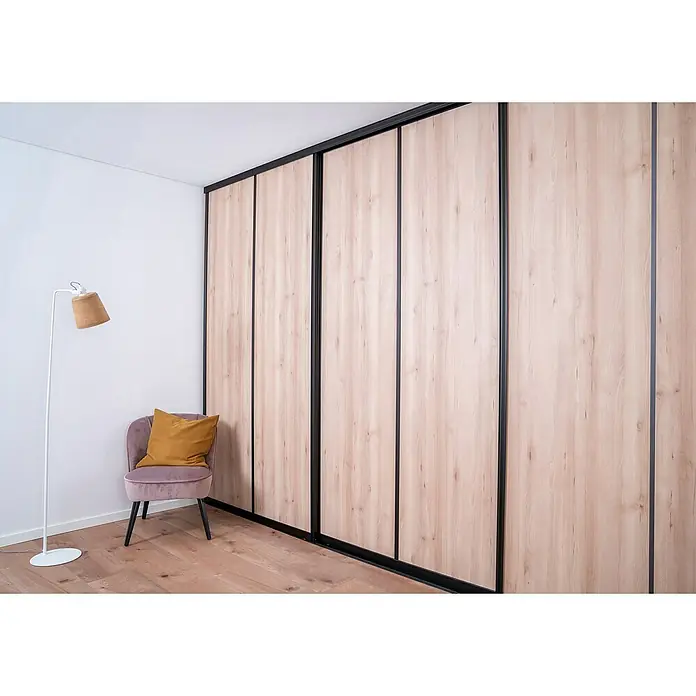 Room Plaza Easy Schiebetür-Bau-Set - Buche Naturwuchs/Ahorn Naturwuchs, Farbe Beschlag: Schwarz - Ein raumhoher Schrank mit Holzpaneelen und schwarzen Schiebetüren, der Funktionalität und modernes Design im Raum vereint.