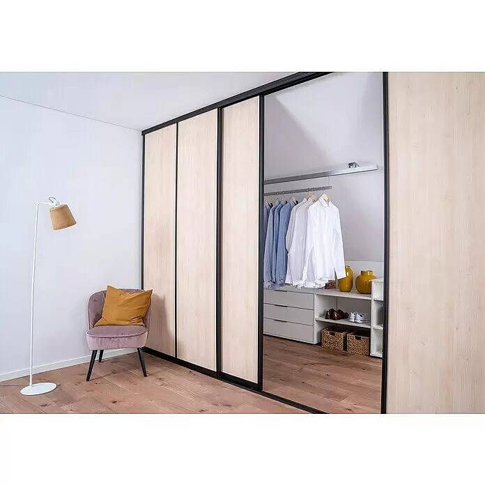 Room Plaza Easy Schiebetür-Bau-Set - Buche Naturwuchs/Ahorn Naturwuchs, Farbe Beschlag: Schwarz - Schiebetürenschrank mit hellen Holzpaneelen und schwarzen Rahmen, eine Spiegeltür zeigt Kleidung und Stauraum.