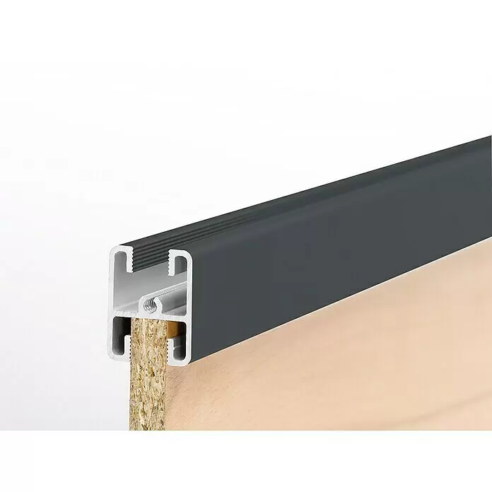 Room Plaza Easy Kranzprofil - Passend für: Room Plaza Easy Schiebetür-Bau-Sets, 1.200 mm, Schwarz - Dunkelgraues Aluminium-Kantenprofil im Querschnitt, zeigt Gewindeeinsatz und Befestigung an Spanplatte.