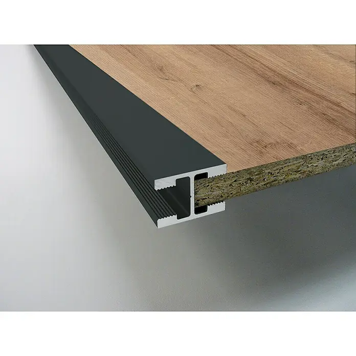 Room Plaza Easy H-Profil - Passend für: Room Plaza Easy Schiebetür-Bau-Sets, Schwarz - Detailansicht eines Laminatbodens mit schwarzer Abschlussschiene, die das Ende des Holzbodens sauber abschließt und schützt.