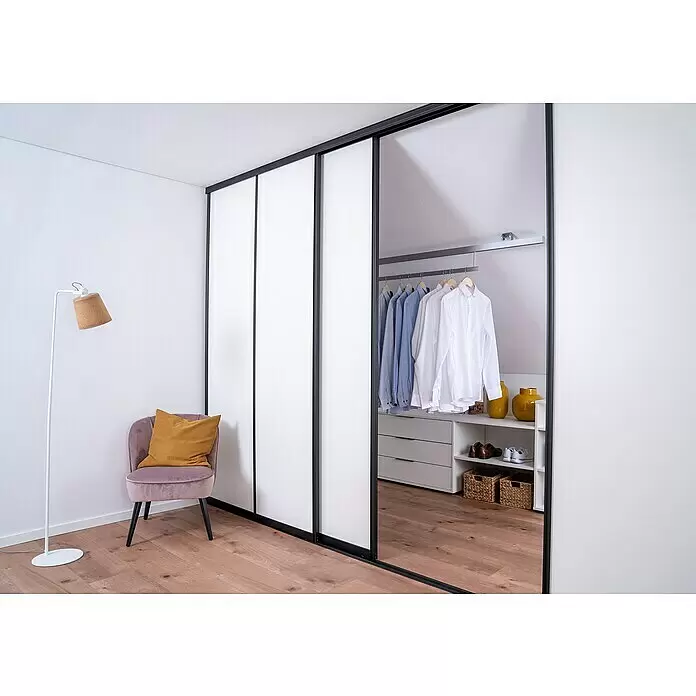 Room Plaza Easy Schiebetür-Bau-Set - Taupe/Weiß Miniperl, Farbe Beschlag: Schwarz - Kleiderschrank mit schwarzgerahmten Schiebetüren, eine verspiegelt, die Innenaufbewahrung zeigend.