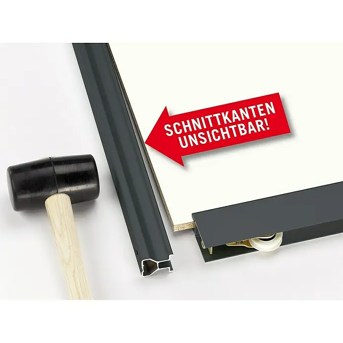 Room Plaza Easy Schiebetür-Bau-Set - Taupe/Weiß Miniperl, Farbe Beschlag: Schwarz - Nahaufnahme eines Schiebetürbeschlags mit Gummihammer und rotem Pfeil, der auf die unsichtbaren Schnittkanten hinweist.