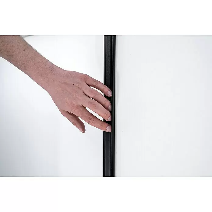 Room Plaza Easy Schiebetür-Bau-Set - Taupe/Weiß Miniperl, Farbe Beschlag: Schwarz - Hand berührt eine texturierte schwarze vertikale Kante.