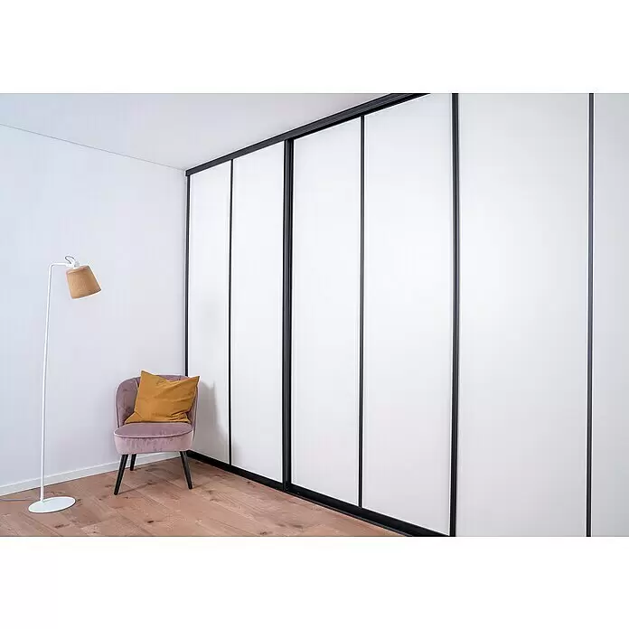 Room Plaza Easy Schiebetür-Bau-Set - Taupe/Weiß Miniperl, Farbe Beschlag: Schwarz - Moderner Kleiderschrank mit weißen Schiebetüren und schwarzen Rahmen in einem modernen Raum.