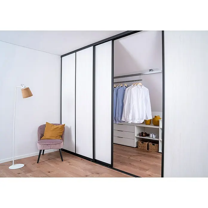 Room Plaza Easy Schiebetür-Bau-Set - Eiche Country/Pinie White, Farbe Beschlag: Schwarz - Helle Inneneinrichtung mit einem Kleiderschrank mit Schiebetüren, einem Stuhl und einer Stehlampe, die ein modernes und stilvolles Ambiente schaffen.