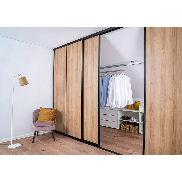 Room Plaza Easy Schiebetür-Bau-Set - Eiche Country/Pinie White, Farbe Beschlag: Schwarz - Elegantes Schiebetürenschrank-Design mit Holzstruktur und schwarzem Rahmen, das moderne Ästhetik und Funktionalität vereint.
