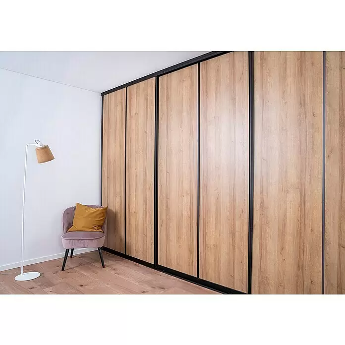 Room Plaza Easy Schiebetür-Bau-Set - Eiche Country/Pinie White, Farbe Beschlag: Schwarz - Großer raumhoher Kleiderschrank mit hellen Holzschiebetüren und schwarzen Rahmen in einem Zimmer.