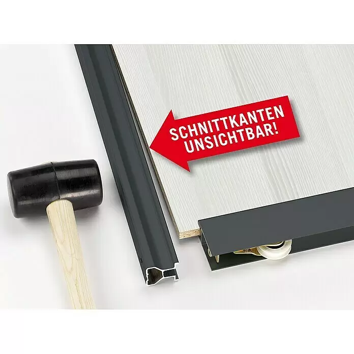 Room Plaza Easy Schiebetür-Bau-Set - Eiche Country/Pinie White, Farbe Beschlag: Schwarz - Dunkelgraue Profile, eine helle Holzpaneele und ein Gummihammer für ein Schiebetürsystem, das verdeckte Schnittkanten zeigt.