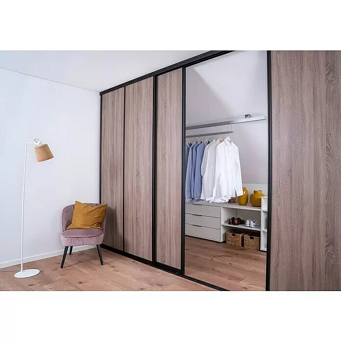 Room Plaza Easy Schiebetür-Bau-Set - Eiche geplankt/Eiche Trüffel, Farbe Beschlag: Schwarz - Maßgefertigter Schiebetürenschrank mit hellen Holzfronten und Spiegeltür, der einen organisierten Kleiderschrank mit Hemden, Schuhen und Schubladen zeigt.