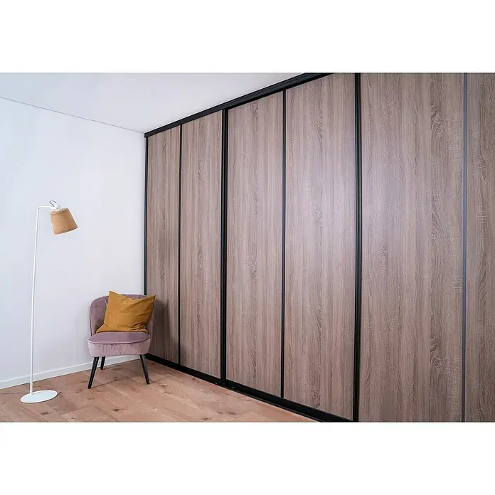Room Plaza Easy Schiebetür-Bau-Set - Eiche geplankt/Eiche Trüffel, Farbe Beschlag: Schwarz - Stilvoller Schrank mit Schiebetüren und Holzoptik. Ergänzt wird er durch einen Samtstuhl und eine moderne Stehlampe für eine gemütliche Raumatmosphäre.