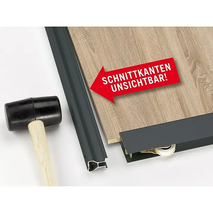 Room Plaza Easy Schiebetür-Bau-Set - Eiche geplankt/Eiche Trüffel, Farbe Beschlag: Schwarz - Produktdarstellung eines Möbelbeschlags mit einem Gummihammer zur Montage. Das Produkt sorgt für unsichtbare Schnittkanten.
