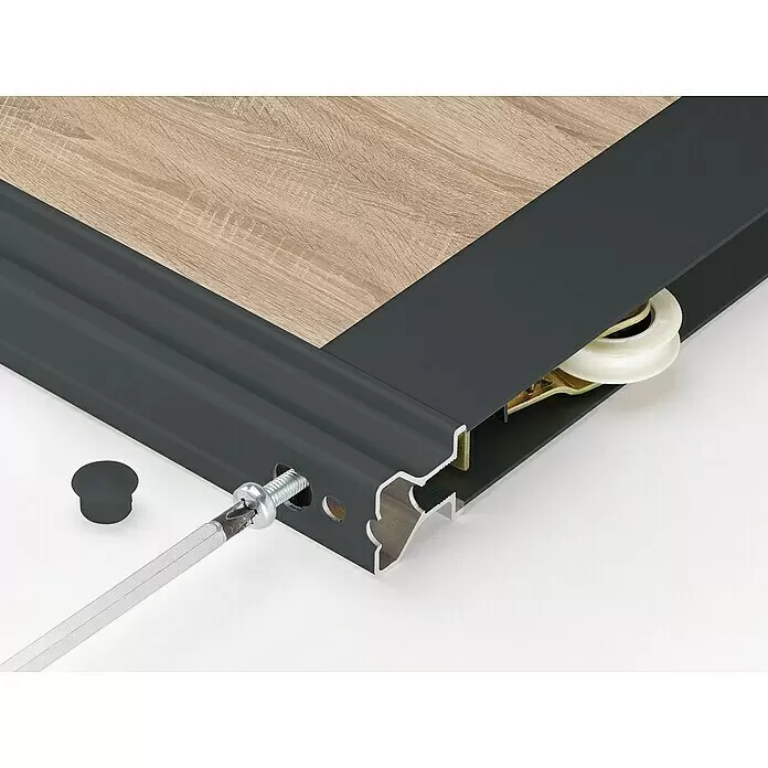 Room Plaza Easy Schiebetür-Bau-Set - Eiche geplankt/Eiche Trüffel, Farbe Beschlag: Schwarz - Dunkelgraues Aluminiumprofil mit heller Holzplatte, zeigt Rollenmechanismus und Schraubeinsatz zur Montage.