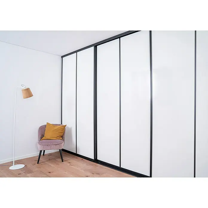 Room Plaza Easy Schiebetür-Bau-Set - Hochglanz Schwarz/Hochglanz Weiß, Farbe Beschlag: Schwarz - Elegantes Schlafzimmer mit einem großen Schiebetürenschrank, der viel Stauraum bietet und das Zimmer optisch aufwertet.