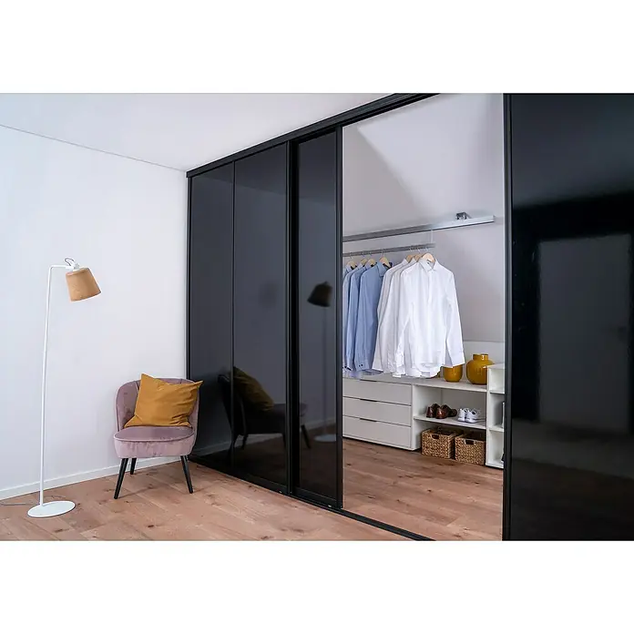 Room Plaza Easy Schiebetür-Bau-Set - Hochglanz Schwarz/Hochglanz Weiß, Farbe Beschlag: Schwarz - Ein geräumiger Schrank mit schwarzen Schiebetüren, der sowohl stilvoll als auch funktional ist und ausreichend Stauraum bietet.