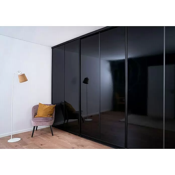 Room Plaza Easy Schiebetür-Bau-Set - Hochglanz Schwarz/Hochglanz Weiß, Farbe Beschlag: Schwarz - Schwarzer Hochglanz-Kleiderschrank mit Schiebetüren in einem modernen Raum, der das Interieur reflektiert.