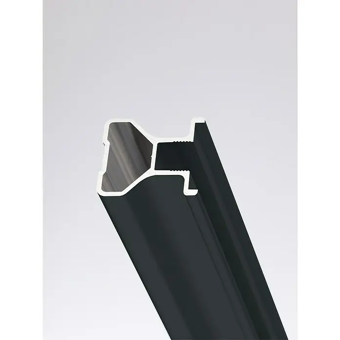 Room Plaza Easy Griffprofil - Passend für: Room Plaza Easy Schiebetür-Bau-Sets, 2.550 mm, Schwarz - Nahaufnahme eines Aluminiumprofils, das durch sein markantes Design und seine robuste Bauweise besticht. Ideal für vielseitige Anwendungen.
