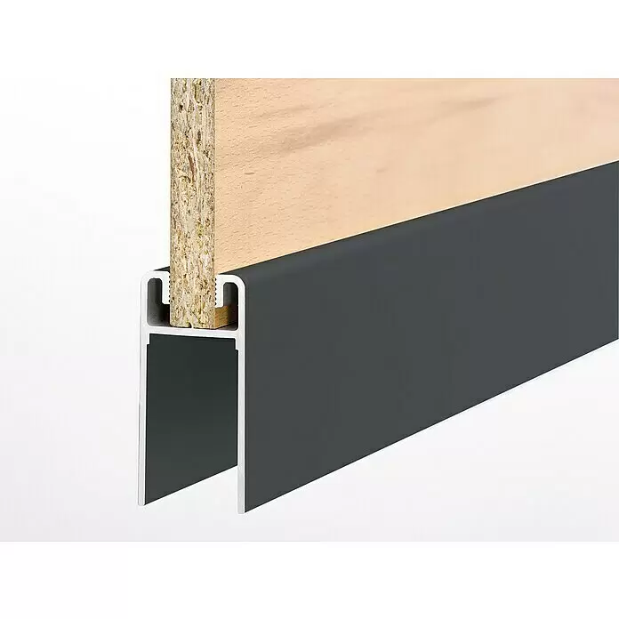 Room Plaza Easy Sockelprofil - Passend für: Room Plaza Easy Schiebetür-Bau-Sets, 1.200 mm, Schwarz - Querschnitt eines dunkelgrauen Aluminiumprofils, das eine hellbraune Holzspanplatte hält.