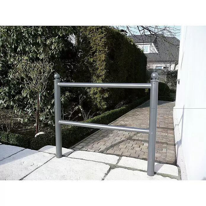 Schake Fahrrad-Anlehnbügel - B x H: 80 x 130 cm, Passend für: 2 Fahrräder, Beidseitige Radeinstellung - Graues Metallgeländer für den Außenbereich mit zwei Querstreben und kugelförmigen Pfostenköpfen, trennt gepflasterten Bereich von Gartenweg.