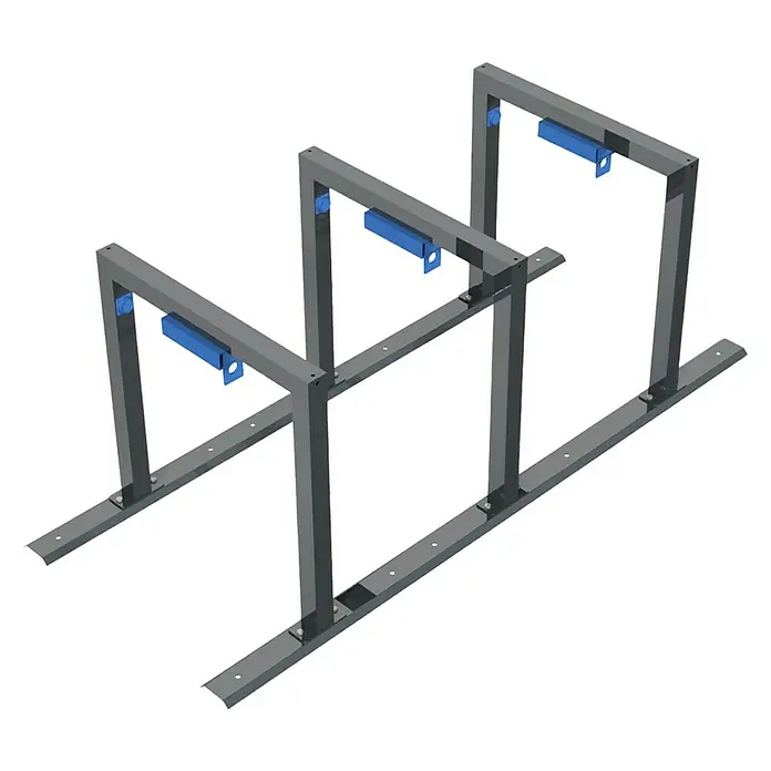 Schake Fahrrad-Anlehnbügel - B x H: 80 x 80 cm, Passend für: 6 Fahrräder, Beidseitige Radeinstellung - Ansicht von unten eines dreiteiligen Metall-Fahrradständers mit blauen Akzenten auf schwarzem Hintergrund.
