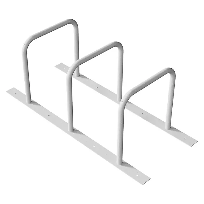 Schake Fahrrad-Anlehnbügel - B x H: 70 x 70 cm, Passend für: 6 Fahrräder, Beidseitige Radeinstellung - Eine dreifache weiße Fahrradständerreihe auf einem schwarzen Hintergrund. Ideal für Schulen oder Wohnanlagen zum sicheren Abstellen von Fahrrädern.