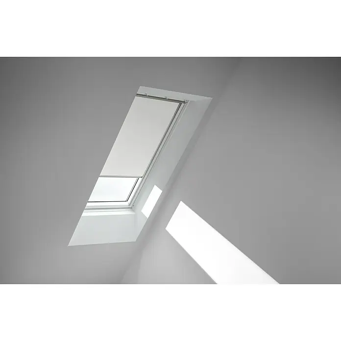 Velux Dachfensterrollo DKL M08 1025S - Farbe: Weiß - 1025S, Farbe Schiene: Aluminium, Manuell - Ein Dachfenster mit Rollo in einem hellen Raum, das Sonnenlicht hereinlässt, sorgt für angenehme Lichtverhältnisse.