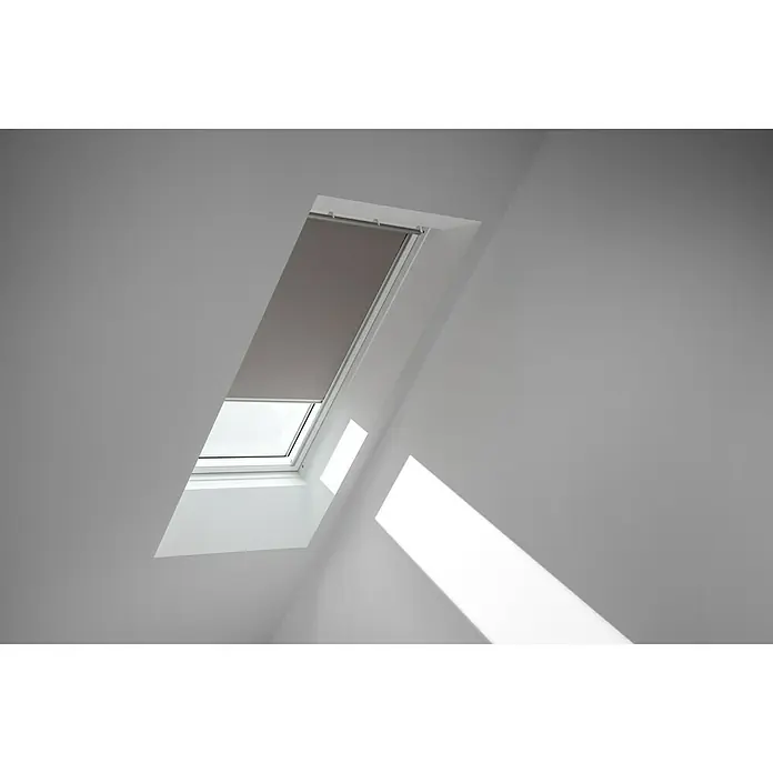 Velux Dachfensterrollo DKL M08 0705S - Farbe: Grau - 0705S, Farbe Schiene: Aluminium, Manuell - Dachfenster mit Rollladen. Das graue Rollo verdunkelt das einfallende Licht und sorgt für eine angenehme Atmosphäre im Raum.