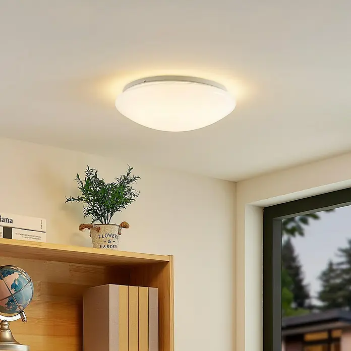 Tween Light LED-Deckenleuchte rund Eco - 11,5 W, Ø x H: 26 x 8,5 cm, Opal/Weiß, Warmweiß - Nahaufnahme einer modernen, weißen Deckenleuchte, die ein warmes Licht ausstrahlt und eine gemütliche Atmosphäre erzeugt.