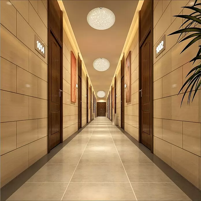 Tween Light LED-Deckenleuchte Lesina - 15 W, Weiß, Warmweiß - Langer, warm beleuchteter Korridor mit hellen Holzvertäfelungen, dunklen Holztüren und dekorativen Deckenleuchten.