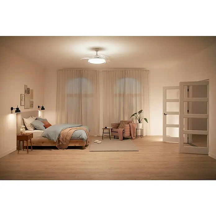 Philips Ventilador de techo Bliss Gold - Oro, 51 cm, 48 W, Blanco cálido - Dormitorio con ventilador de techo con luces, cama, sillón y puerta. El ventilador de techo proporciona confort y luminosidad a la habitación.