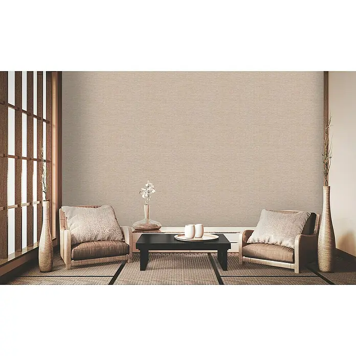 A.S. Création Metropolitan Stories II Vliestapete Uniquer - Beige/Gold/Creme, Uni, 10,05 x 0,53 m - Das Bild zeigt ein entspannendes Wohnzimmer mit zwei Sesseln, einem Tisch und dekorativen Vasen, die eine ruhige und stilvolle Atmosphäre schaffen.
