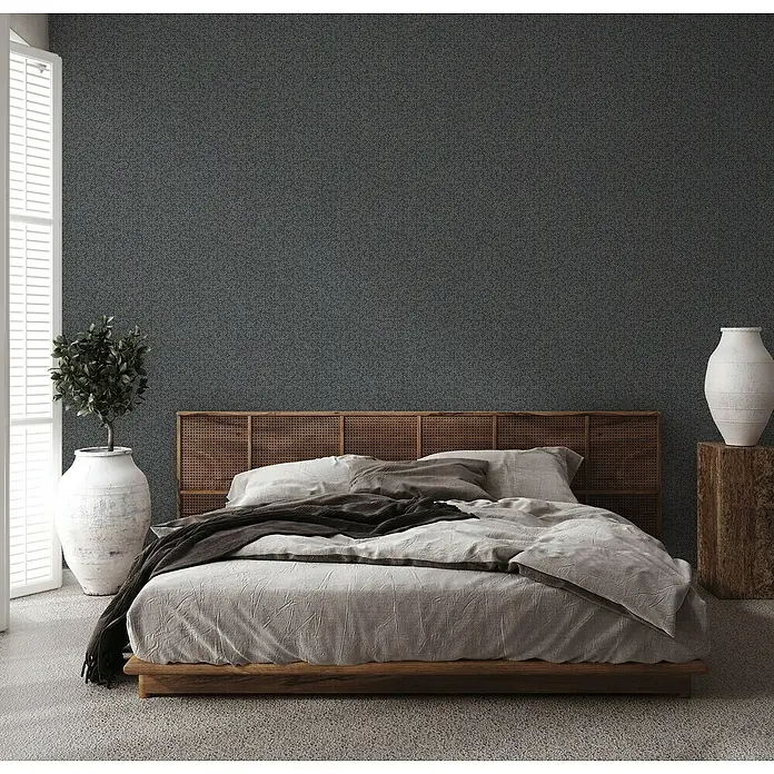 A.S. Création Metropolitan Stories II Vliestapete Metallornament - Anthrazit, Ornament, 10,05 x 0,53 m - Elegantes Schlafzimmer mit einem einladenden Holzbett, das durch seine natürliche Maserung und das schlichte Design besticht.