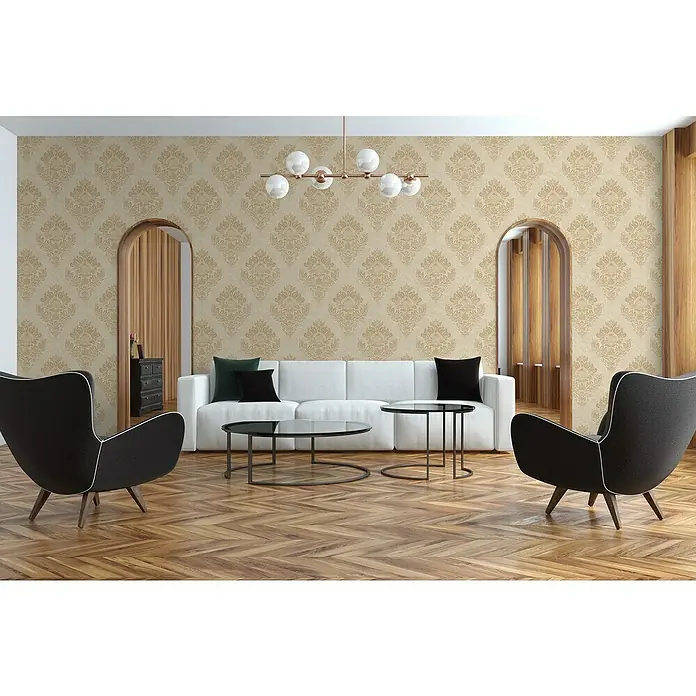 A.S. Création Metropolitan Stories II Vliestapete Damask - Beige/Gold/Creme, Ornament, 10,05 x 0,53 m - Elegantes Wohnzimmer mit weißem Sofa, schwarzen Sesseln und gemusterter Tapete. Die stilvolle Einrichtung schafft eine einladende Atmosphäre.