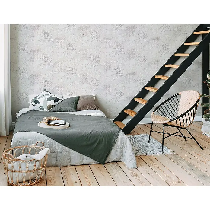 A.S. Création Metropolitan Stories II Vliestapete Fliese Vintage - Creme, Fliesenoptik, 10,05 x 0,53 m - Gemütliches Schlafzimmer mit einem stilvollen Bett, einem Korbstuhl und einer Leiter, die zu einem Hochbett führt. Das Zimmer strahlt Ruhe und Behaglichkeit aus.