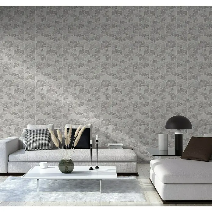 A.S. Création Metropolitan Stories II Vliestapete Marmor - Grau/Silber, 3D-Optik, 10,05 x 0,53 m - Wohnzimmer mit grauen Wänden im Würfeldesign, Couch, Tisch und Lampe. Modernes Interieur für stilvolles Wohnen mit besonderem Wandmuster.