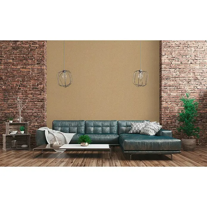 A.S. Création Metropolitan Stories II Vliestapete - Edles Gold, Uni, 10,05 x 0,53 m, Glänzend - Innenaufnahme eines Wohnzimmers mit einem eleganten blauen Ledersofa, das den Raum aufwertet. Zwei moderne Hängeleuchten setzen dekorative Akzente.
