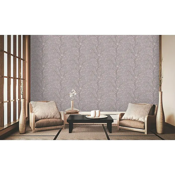 A.S. Création Metropolitan Stories II Vliestapete Kirschblüte - Taupe, Floral, 10,05 x 0,53 m - Ein stilvolles Wohnzimmer mit zwei Sesseln, einem schwarzen Tisch und einer grauen Tapete mit floralem Muster für ein harmonisches Ambiente.