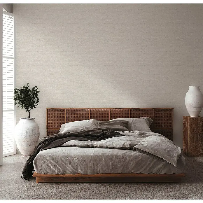 A.S. Création Metropolitan Stories II Vliestapete Uniquer - Creme, Uni, 10,05 x 0,53 m - Schlafzimmer-Interieur mit großem Bett, Nachttisch mit Vase und Pflanze. Einladendes Design mit beruhigenden Farben für einen erholsamen Schlaf.