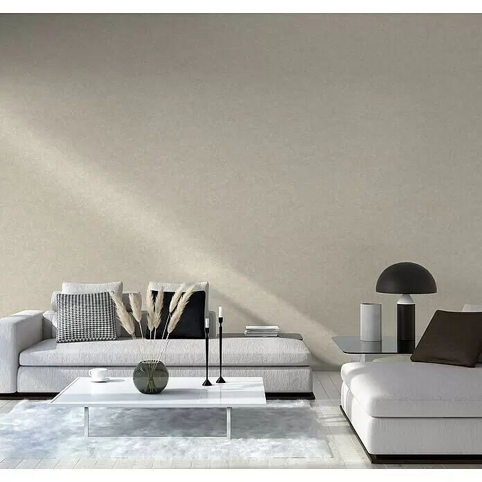 A.S. Création Metropolitan Stories II Vliestapete - Beige/Gold/Creme, Uni, 10,05 x 0,53 m, Matt - Hellbeige, subtil texturierte Tapete in einem modernen Wohnzimmer, die einen weichen Hintergrund schafft.