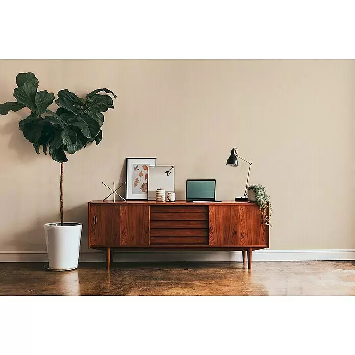 A.S. Création Metropolitan Stories II Vliestapete - Beige, Uni, 10,05 x 0,53 m, Matt - Mid-Century-Modern Holz-Anrichte mit Laptop und Deko, als stilvoller Arbeitsplatz.