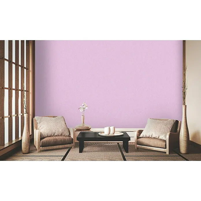 A.S. Création Metropolitan Stories II Vliestapete - Rosa, Uni, 10,05 x 0,53 m - Elegantes Interieur mit zwei Sesseln, einem Couchtisch und dekorativen Vasen vor einer zartlila Wand. Harmonische und stilvolle Raumgestaltung.