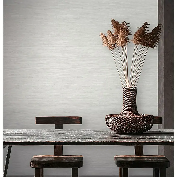 A.S. Création Metropolitan Stories II Vliestapete Uniquer - Weiß, Uni, 10,05 x 0,53 m - Elegantes Tischgedeck mit dekorativer Vase und getrockneten Blumen, die eine ruhige und stilvolle Atmosphäre schaffen.