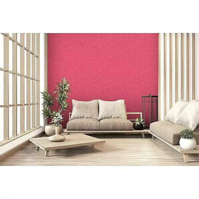 A.S. Création Metropolitan Stories II Vliestapete - Rot, Uni, 10,05 x 0,53 m - Modernes Wohnzimmer im japanischen Stil mit leuchtend roter Akzentwand, Holzlamellen und hellbeigen Sofas.