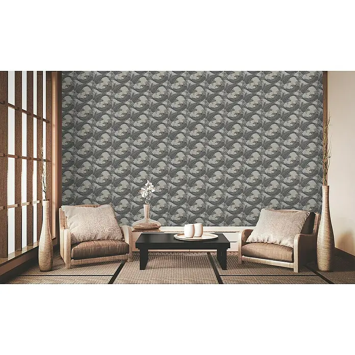 A.S. Création Metropolitan Stories II Vliestapete Koi - Grau/Creme, Tieroptik, 10,05 x 0,53 m - Elegantes Interieur mit zwei Sesseln, einem Tisch und einer Wand mit einem grauen Fischmuster. Die stilvolle Dekoration verleiht dem Raum eine besondere Note.