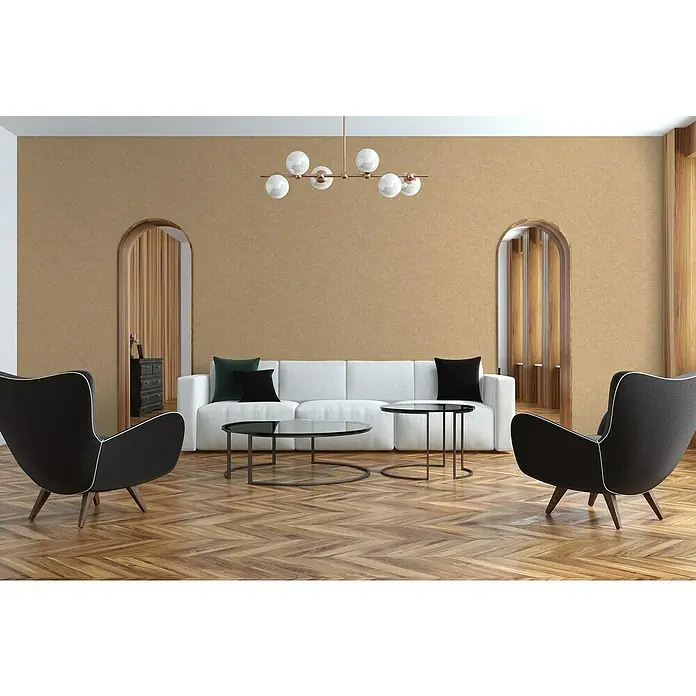 A.S. Création Metropolitan Stories II Vliestapete - Gold, Uni, 10,05 x 0,53 m, Matt - Ein helles Wohnzimmer mit einem weißen Sofa, schwarzen Sesseln und zwei runden Tischen unter einer modernen Lampe. Der Raum wirkt einladend.