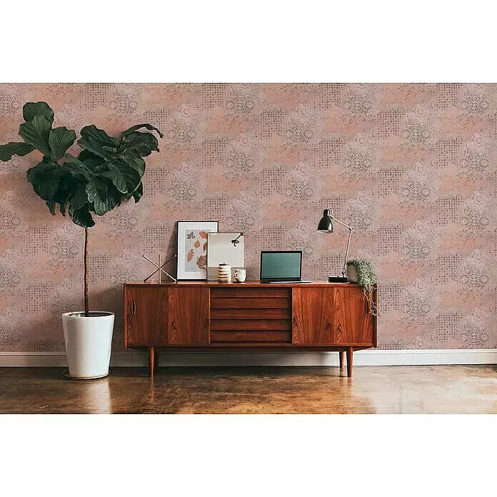 A.S. Création Metropolitan Stories II Vliestapete Fliese Vintage - Rosa, Fliesenoptik, 10,05 x 0,53 m - Strukturierte Tapete in warmen Rosa- und Orangetönen mit komplexen geometrischen Mustern bedeckt eine Zimmerwand.