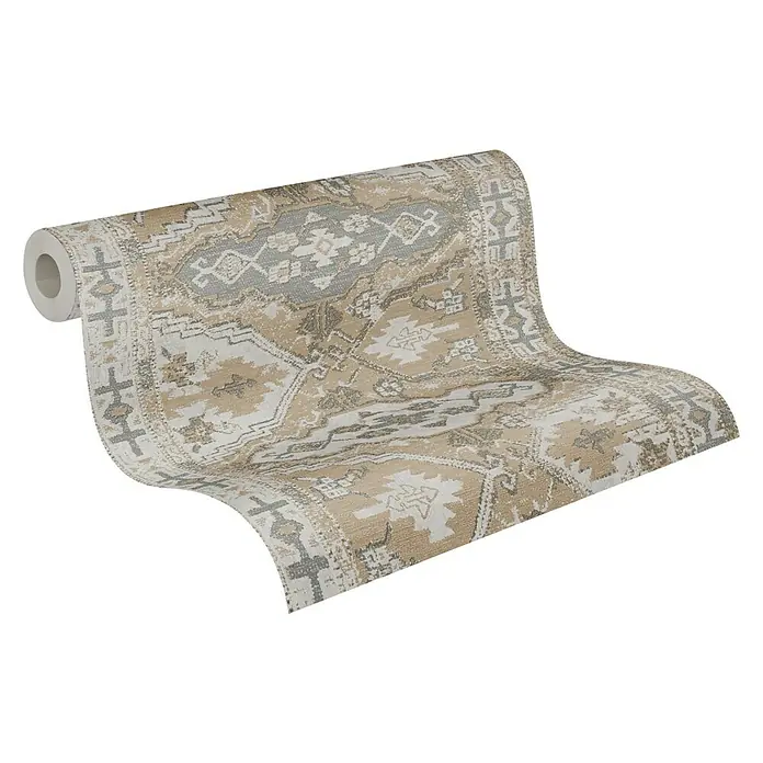 A.S. Création Metropolitan Stories II Vliestapete Teppich - Creme/Grau, Ornament, 10,05 x 0,53 m - Nahaufnahme einer Rolle gemusterter Tapete mit einem stilvollen Design, perfekt, um jedem Raum einen Hauch von Eleganz zu verleihen.