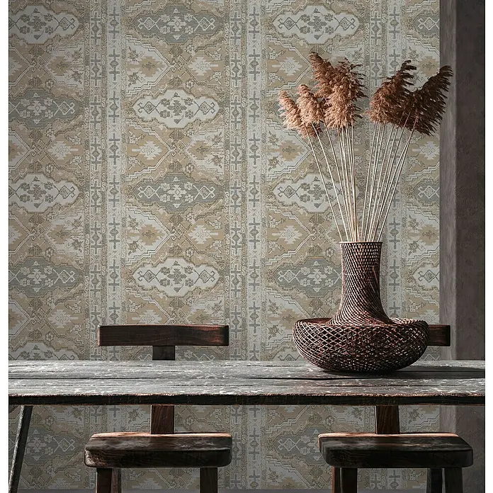 A.S. Création Metropolitan Stories II Vliestapete Teppich - Creme/Grau, Ornament, 10,05 x 0,53 m - Nahaufnahme eines Tisches mit rustikalem Dekogefäß auf einer gemusterten Wand.
