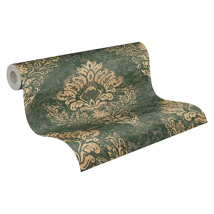 A.S. Création Metropolitan Stories II Vliestapete Damask - Beige/Grün, Ornament, 10,05 x 0,53 m - Nahaufnahme einer Rolle grüner Vliestapete mit goldenem, klassischem Damastmuster und stilvoller Struktur.