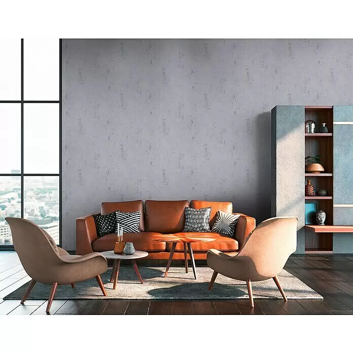 A.S. Création Metropolitan Stories II Vliestapete Beton - Grau, Betonoptik, 10,05 x 0,53 m - Ein stilvolles Wohnzimmer mit braunem Ledersofa, zwei beigen Akzentsesseln und zwei runden Couchtischen auf einem gemusterten Teppich.